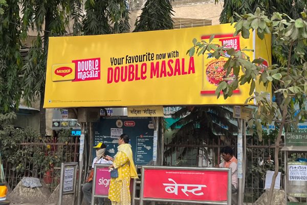 How are major brands using creative outdoor advertising in Mumbai?